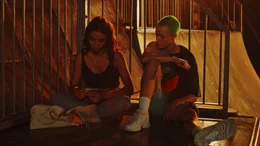 Sofia (Carmen Kassovitz, l.) und Elina (Elsi Sloan, r.) kommen sich bei einem n&auml;chtlichen Ausflug n&auml;her.