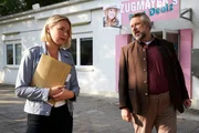 Die Kommissare Winter (Vanessa Eckart, l.) und Stadler (Dieter Fischer, r.) konnten die am Tatort entwendete Akte wiederfinden.
