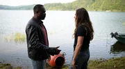 Grausiger Fund: Die Pariser Hauptkommissarin Noémie (Laura Smet, r.) und ihr Kollege Bousquet (Otis Ngoi) werden zum Stausee gerufen. Grausiger Fund: Die Pariser Hauptkommissarin Noémie (Laura Smet, r.) und ihr Kollege Bousquet (Otis Ngoi) werden zum Stausee gerufen.