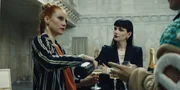 Nicolas Dardenne (Gustav Schmidt, r.) will endlich die Galerie kaufen und sich damit einen Traum erf&uuml;llen. Valerie (Barbara Meier, l.) und Magdalena (Phenix K&uuml;hnert, M.) sto&szlig;en mit ihm an.