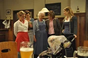 Die Frauen wollen sich nicht in den Streit zwischen Hubert und Gregor hineinziehen lassen. Von links: Veronika Brunner (Senta Auth), Fanny Lechner (Katrin Lux), Theresa Brunner (Ursula Erber), Rosi Brunner (Brigitte Walbrun) und Uschi Kirchleitner (Silke Popp).