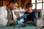 Tierarzt Kajo (Jochen Schropp, li.) untersucht den Feuersalamander per Ultraschall. Sam (Yann Cosack, re.) macht sich Sorgen um die Gesundheit des Tieres. Tierarzt Kajo (Jochen Schropp, li.) untersucht den Feuersalamander per Ultraschall. Sam (Yann Cosack, re.) macht sich Sorgen um die Gesundheit des Tieres.
