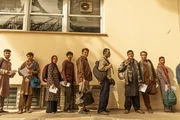 Afghanen, die mit den westlichen Alliierten zusammengearbeitet haben, f&uuml;rchten um ihr Leben (unbekannte Darsteller). Zu tausenden versuchen sie &uuml;ber den Flughafen Kabul und die Botschaften vor den Taliban zu fliehen.