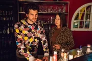 Ben (Aaron Karl) gibt Charlotte (Franziska Walser) zu verstehen, dass er sich an ihre Vereinbarung nicht halten wird. Ben (Aaron Karl) gibt Charlotte (Franziska Walser) zu verstehen, dass er sich an ihre Vereinbarung nicht halten wird.