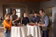 Polizistin Franzi (Paulina Rümmmelein, M.) feiert ihren Einstand mit den Kommissaren Sophia Strasser (Katharina Leonore Goebel, l.), Jerry Paulsen (Peter Marton, 2.v.l.), Benedikt Beissl (Andreas Giebel, r.) und Polizist Max Ruffer (Nepo Fitz, 2.v.r.). Polizistin Franzi (Paulina Rümmmelein, M.) feiert ihren Einstand mit den Kommissaren Sophia Strasser (Katharina Leonore Goebel, l.), Jerry Paulsen (Peter Marton, 2.v.l.), Benedikt Beissl (Andreas Giebel, r.) und Polizist Max Ruffer (Nepo Fitz, 2.v.r.).
