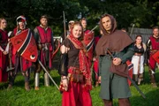 Pia Bergmann (4.v.l.) stellt im LARP eine Angestellte des Sultans dar, die in ihrem Teezelt mit Geheimnissen handelt. Mit Eric Mayer (3.v.r.) spricht sie darüber wie wichtig Eskapismus im Leben ist und was das mit ihrer Psyche macht. Pia Bergmann (4.v.l.) stellt im LARP eine Angestellte des Sultans dar, die in ihrem Teezelt mit Geheimnissen handelt. Mit Eric Mayer (3.v.r.) spricht sie darüber wie wichtig Eskapismus im Leben ist und was das mit ihrer Psyche macht.