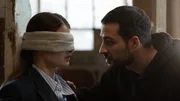 Samuel (Walid Al-Atiyat, r.) wollte nicht, dass es soweit kommt und will Ylva (Philine Schm&ouml;lzer, l.) helfen.