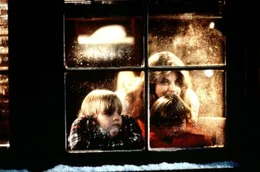 Es ist Weihnachten und wo bleibt Papa? Die Kinder Mikey (David Gallagher, l.), Julie (Tabitha Lupien, r.) und Ehefrau Mollie (Kirstie Alley, hinten ) warten und warten und warten ...