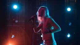 Beim ersten Vorsingen vor der Jury von "Teen Spirit" kann Violet (Elle Fanning) trotz ihrer Sch&uuml;chternheit &uuml;berzeugen.