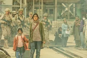 Nach einer verheerenden Explosion am Flughafen Kabul suchen Amina (Hannah Abdoh, l.) und Nooria (Sara Taheri) im Chaos verzweifelt nach Aminas Vater Baqir.