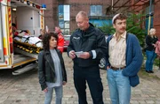 Harry Möller (Maria Ketikidou, l.) und Nils Sanchez (Enrique Fiß, r.) machen sich mit einem Kollegen (Komparse) am Tatort ein Bild von dem Anschlag. Harry Möller (Maria Ketikidou, l.) und Nils Sanchez (Enrique Fiß, r.) machen sich mit einem Kollegen (Komparse) am Tatort ein Bild von dem Anschlag.