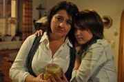 Kathi versucht, die entt&auml;uschte Moni zu tr&ouml;sten. Von links: Monika Vogl (Christine Reimer) und Katharina Benninger (Carina Dengler).
