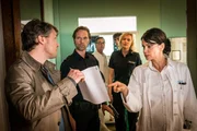 Torben Manstein (Daniel Aichinger, l.) zeigt Dr. Jonas (Gerit Kling, r.), Mattes (Matthias Schloo, 2.v.l.) und Melanie (Sanna Englund, 2.v.r.) die einstweilige Anordnung, die ihn berechtigt, seine Tochter für die nächsten Tage zu sich zu nehmen. Torben Manstein (Daniel Aichinger, l.) zeigt Dr. Jonas (Gerit Kling, r.), Mattes (Matthias Schloo, 2.v.l.) und Melanie (Sanna Englund, 2.v.r.) die einstweilige Anordnung, die ihn berechtigt, seine Tochter für die nächsten Tage zu sich zu nehmen.
