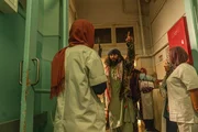 Die Taliban greifen im Krankenhaus hart durch: Mit Waffengewalt werden m&auml;nnliches und weibliches Personal voneinander getrennt (unbekannte Darsteller). Angst und Unsicherheit breiten sich in Kabul weiter aus.