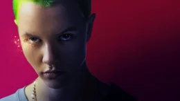Plakatmotiv zum Film mit stilisiertem Bild von Hauptdarstellerin Elsi Sloan als Elina in Gro&szlig;aufnahme.