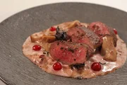 Damwildr&uuml;cken am Knochen gebraten.