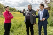 Die Kommissare Stadler (Dieter Fischer, M.) und Hansen (Igor Jeftić, r.) befragen die &Uuml;bungsleiterin des Bogensportclubs Rosenheim, Lisa Pfaff (Tanja Hirner, l.) im Mordfall Arnd Schuster, denn das Opfer wurde mit einem Pfeil get&ouml;tet.