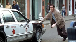 Nicholas Easter (John Cusack) z&ouml;gert keine Sekunde und nimmt die Verfolgung auf.