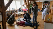 Für Rechtsmedizinerin Dr. Helene Sturbeck (Katharina Blaschke, l.) ist der Fall klar: Reinhold Graf (Günter Petri, liegend) wurde an seinem Schreibtisch erschlagen. Hauptkommissar Lars Pöhlmann (Dominic Boeer, m.) und Hauptkommissarin Karoline Joost (Nike Fuhrmann, r.) müssen sich nun auf die Suche nach der Tatperson begeben. Für Rechtsmedizinerin Dr. Helene Sturbeck (Katharina Blaschke, l.) ist der Fall klar: Reinhold Graf (Günter Petri, liegend) wurde an seinem Schreibtisch erschlagen. Hauptkommissar Lars Pöhlmann (Dominic Boeer, m.) und Hauptkommissarin Karoline Joost (Nike Fuhrmann, r.) müssen sich nun auf die Suche nach der Tatperson begeben.