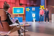 Michael Grundmann (l.) und Francesco La Pica pr&auml;sentieren den "L&ouml;wen" den Mehrweg-Hygienesteinhalter WC-Star. Sie erhoffen sich ein Investment von 25.000 Euro f&uuml;r 25 Prozent der Firmenanteile.