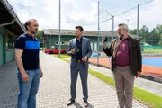 Hausmeister Ulrich Fischer (J&uuml;rgen Fischer, l.) berichtet den Kommissaren Hansen (Igor Jeftić, M.) und Stadler (Dieter Fischer, r.) von einem Streit zwischen dem Footballvereinschef Marcel Tews und dem Opfer.