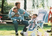 Eigentlich ist James (John Travolta, M.) ein treusorgender Vater f&uuml;r Mikey (Lorne Sussman, l.) und sein kleines Schwesterchen Julie (Megan Miller, r.). Doch in letzter Zeit l&auml;uft alles schief: Mikey &auml;rgert Julie st&auml;ndig und Mama Mollies arbeitsloser Bruder hat sich bei der jungen Familie eingenistet ...