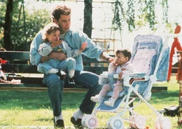 Eigentlich ist James (John Travolta, M.) ein treusorgender Vater f&uuml;r Mikey (Lorne Sussman, l.) und sein kleines Schwesterchen Julie (Megan Miller, r.). Doch in letzter Zeit l&auml;uft alles schief: Mikey &auml;rgert Julie st&auml;ndig und Mama Mollies arbeitsloser Bruder hat sich bei der jungen Familie eingenistet ...