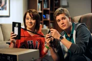 Bayerisches Fernsehen DAHOAM IS DAHOAM, FOLGE 1397, "Ausgespielt". Kathi ist ganz gespannt auf ein Privatvideo ihrer Tante Moni, scheitert jedoch an der veralteten Technik. Von links: Katharina Benninger (Carina Dengler) und Patrick Westenrieder (Lucas Bauer). Weiteres Bildmaterial finden Sie unter www.br-foto.de.