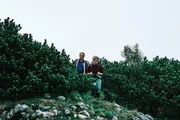 Verschaffen sich am Berg einen Überblick: Maximilian Brückner als Bertram Erhardt, Verena Altenberger als Birgit Verschaffen sich am Berg einen Überblick: Maximilian Brückner als Bertram Erhardt, Verena Altenberger als Birgit