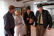 Riedl (Paul Sedlmeir, 2.v.r.) stellt fest, dass ein Messer aus dem Messerblock fehlt. Die anderen (v.li. Peter Morbach (Joerg Witte), Dr Anja Licht (Karin Thaler), Johannes Staller (Helmfried von Luettichau)) wollen ihm nicht glauben, dass seine Theorie vom Mord an Cordula Morbach stimmen könnte. Riedl (Paul Sedlmeir, 2.v.r.) stellt fest, dass ein Messer aus dem Messerblock fehlt. Die anderen (v.li. Peter Morbach (Joerg Witte), Dr Anja Licht (Karin Thaler), Johannes Staller (Helmfried von Luettichau)) wollen ihm nicht glauben, dass seine Theorie vom Mord an Cordula Morbach stimmen könnte.