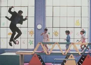 Highlife im Kindergarten: Taxifahrer James (John Travolta, l.) mischt die Kindergartenkinder mal ein bisschen auf. Und die finden, er ist noch ganz sch&ouml;n gut drauf ... f&uuml;r so einen alten Knacker.