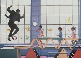 Highlife im Kindergarten: Taxifahrer James (John Travolta, l.) mischt die Kindergartenkinder mal ein bisschen auf. Und die finden, er ist noch ganz sch&ouml;n gut drauf ... f&uuml;r so einen alten Knacker.