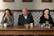 Beim gemeinsamen Abendessen ist Privatdetektiv Georg Wilsberg (Leonard Lansink) skeptisch: Hat eine der Ordensschwestern, Christa (Inka Friedrich, l.) oder Gudula (Katharina Blaschke, r.), den Mord begangen und das Geld gestohlen? Beim gemeinsamen Abendessen ist Privatdetektiv Georg Wilsberg (Leonard Lansink) skeptisch: Hat eine der Ordensschwestern, Christa (Inka Friedrich, l.) oder Gudula (Katharina Blaschke, r.), den Mord begangen und das Geld gestohlen?