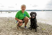 Kai Einfeldt mit seinem speziell trainierten Hund Aragon am Ammersee. Der kann Tote sogar in tiefen Gewässern aufspüren. Kai Einfeldt mit seinem speziell trainierten Hund Aragon am Ammersee. Der kann Tote sogar in tiefen Gewässern aufspüren.