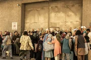 Aus Angst vor den Taliban versuchen viele Afghanen, die w&auml;hrend der Besatzung mit den Alliierten zusammengearbeitet hatten, in die franz&ouml;sische Botschaft zu fl&uuml;chten.