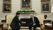 US Pr&auml;sident Joe Biden und der indonesische Pr&auml;sident Prabowo Subianto geben sich im Oval Office des Wei&szlig;en Hauses in Washington D.C. die Hand.