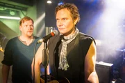 Haases Bruder Arthur (Oliver Bröcker, l.) ist sauer, als er begreift, für wen Haase (Fabian Harloff, r.) sein Lied singt. Haases Bruder Arthur (Oliver Bröcker, l.) ist sauer, als er begreift, für wen Haase (Fabian Harloff, r.) sein Lied singt.