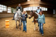 Von links: Sebastian Bezzel, Inge Gabriel, Simon Schwarz und Elke Wiedemann in der Reithalle des Erlenweiherhofes. Von links: Sebastian Bezzel, Inge Gabriel, Simon Schwarz und Elke Wiedemann in der Reithalle des Erlenweiherhofes.