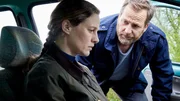 Frank Weller (Christian Erdmann, r.) macht sich um seine Frau Ann Kathrin Klaasen (Picco von Groote, l.) Sorgen. Frank Weller (Christian Erdmann, r.) macht sich um seine Frau Ann Kathrin Klaasen (Picco von Groote, l.) Sorgen.