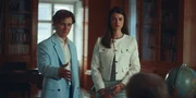 Ylva Dardenne (Philine Schmölzer, r.) will ihren Vater Fabian Brigand (Max Schimmelpfennig, l.) vorstellen. Ylva Dardenne (Philine Schmölzer, r.) will ihren Vater Fabian Brigand (Max Schimmelpfennig, l.) vorstellen.
