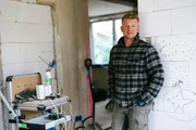 Micky ist Berufssoldat und gelernter Dachdecker, er wird nach der Geburt der zweiten Tochter Elternzeit nehmen. Micky ist Berufssoldat und gelernter Dachdecker, er wird nach der Geburt der zweiten Tochter Elternzeit nehmen.