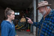 Lucy (Paulina Schnurrer, li.) will Jakob (Volker Conradt, re.) überreden, ob er die Alpakatour übernehmen kann. Oder ist Liam (Nils Hofschneider, Mi.) der richtige Kandidat für die Aufgabe? Lucy (Paulina Schnurrer, li.) will Jakob (Volker Conradt, re.) überreden, ob er die Alpakatour übernehmen kann. Oder ist Liam (Nils Hofschneider, Mi.) der richtige Kandidat für die Aufgabe?