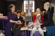 Als Constanze von Schaumberg (Sandra Steinbach, r.) und ihre Tochter Charlotte (Paula Thimm, 2.v.r.) herausfinden, dass Daniel (Andreas Türk, 2.v.l.), der Sohn einer Putzfrau (Marie Zieckle, l.) ist, beenden sie die Freundschaft. Als Constanze von Schaumberg (Sandra Steinbach, r.) und ihre Tochter Charlotte (Paula Thimm, 2.v.r.) herausfinden, dass Daniel (Andreas Türk, 2.v.l.), der Sohn einer Putzfrau (Marie Zieckle, l.) ist, beenden sie die Freundschaft.