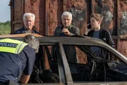 Von links: Ivo Batic (Miroslav Nemec), Franz Leitmayr (Udo Wachtveitl) sowie Kalli Hammermann (Ferdinand Hofer) versuchen Hinweise zum ausgebrannten PKW herauszufinden. Von links: Ivo Batic (Miroslav Nemec), Franz Leitmayr (Udo Wachtveitl) sowie Kalli Hammermann (Ferdinand Hofer) versuchen Hinweise zum ausgebrannten PKW herauszufinden.