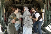 Mehr geht nicht: Die Pilotin (Daphne Alexander, l.) kann mit weiteren Personen an Bord nicht starten. Hat Giovanni (Gianmarco Saurino) noch eine rettende Idee?