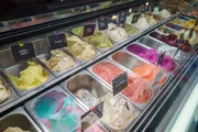 Eisdiele und verschiedene Eissorten