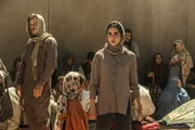 Amina (Hannah Abdoh) ist gemeinsam mit ihrer kleinen Patientin Nooria (Sara Taheri) vor den verschlossenen Toren des Kabuler Flughafens verzweifelt auf der Suche nach ihrem Vater Baqir.