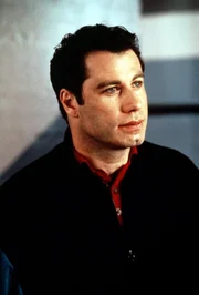 Nach langem Suchen gelingt es James (John Travolta) endlich, einen besseren Job zu finden: Er wird Privatpilot f&uuml;r die reiche Samantha. Und die ist nicht nur an seinem K&ouml;nnen als Pilot interessiert, sehr zum Leidwesen von James' Frau Mollie ...