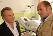 Nach einem Attentat auf den Blumenhändler Zeisinger (Alexander Held, hinten) hat Wendelin Winter (Fritz Wepper, links) den Gemüsegroßhändler Karl Baumgartner (August Schmölzer) in Verdacht. Nach einem Attentat auf den Blumenhändler Zeisinger (Alexander Held, hinten) hat Wendelin Winter (Fritz Wepper, links) den Gemüsegroßhändler Karl Baumgartner (August Schmölzer) in Verdacht.
