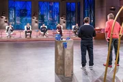 Michael Grundmann (r.) und Francesco La Pica pr&auml;sentieren den "L&ouml;wen" Carsten Maschmeyer, Nils Glagau, Tillman Schulz, Janna Ensthaler und Ralf D&uuml;mmel den Mehrweg-Hygienesteinhalter WC-Star.
